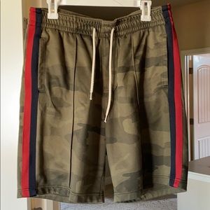 Men’s camo with side strip A&F shorts